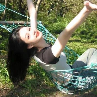 随盲柳入眠的女人